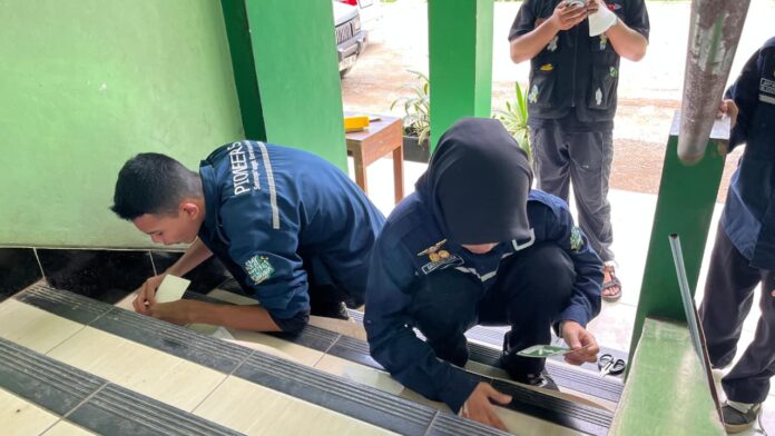 WhatsApp Image 2026-06-29 at 20.40.34 Wujudkan Sekolah Tangguh Bencana, PMR Wira SMK Ma'arif NU 1 Cilongok Pasang Rambu Evakuasi Darurat