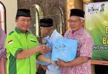 72 Warga Terima Bantuan Sembako dari UPZIS MWC NU Purwokerto Barat
