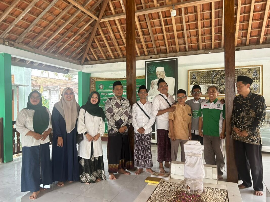 Refleksi Hari Santri, DPC PKB Banyumas Ziarah ke Makam Pendiri dan ...